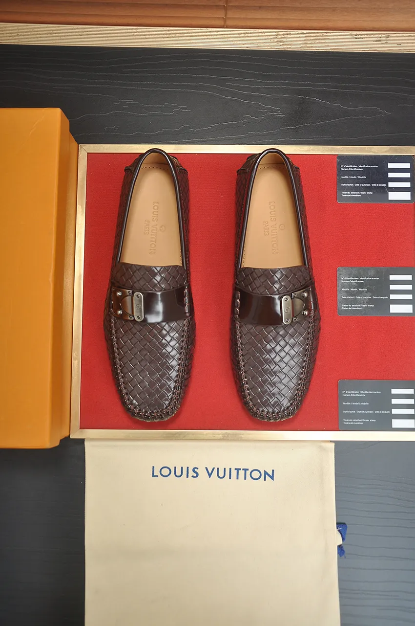 Men's men's shoes💰460💶 [LV Doudou shoes] (water-dyed cowhide lining) new model is on the market, available on the official website. The new Doudou shoes are processed into single-color materials, and the uppers are made of imported woven cowhide material. The body of the shoe is fully hemmed with mark thread, and is lined with imported original cowhide leather. The elegant shoe shape is super suitable for all-matching, and the size is 38-44.